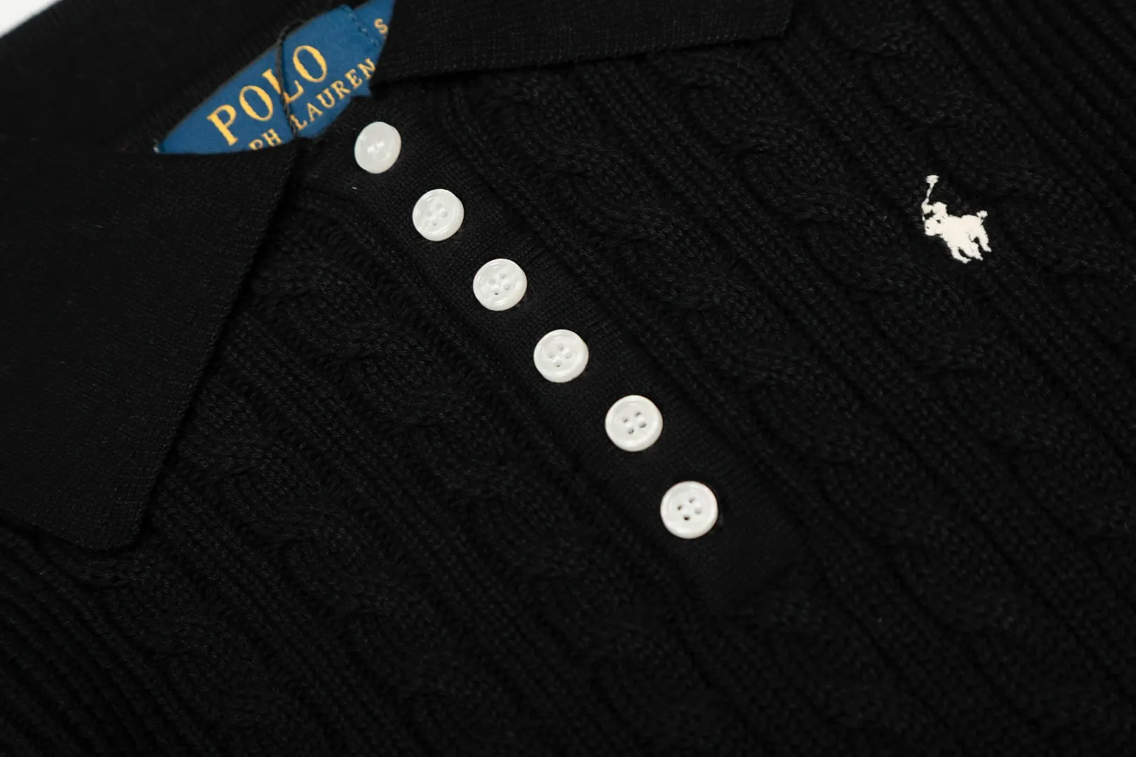 P250 top quality" Style number: DS050# (not off the shelves all year round) [Ralph Lauren lapel twist solid color basic pony embroidery logo goddess sweater] ✅Ralph Lauren Ralph Lauren goddess slim fit POLO lapel twist knit open chest autumn and winter sweater ✅Main supplier platform live broadcast Wholesale entity Wholesale entity Replenish when out of stock Not off the shelf ✅ZP quality 1:1 version Scan the code to enter the GF website Counter quality ✅Details and quality are the only one in Guangzhou. Imported quality cotton yarn, focusing on high-end, cost-effective, good quality needless to say. ✅Restore the original version. The maximum size can be worn up to 150 pounds. Loose, comfortable and stress-free. ✅The upper body is simple and easy to put on. A must-have for goddess ootd. Good-looking clothes are never picky. A must-have in the goddess's wardrobe. Size: S-XL. Color: black, milky white, gray, navy blue, burgundy.
